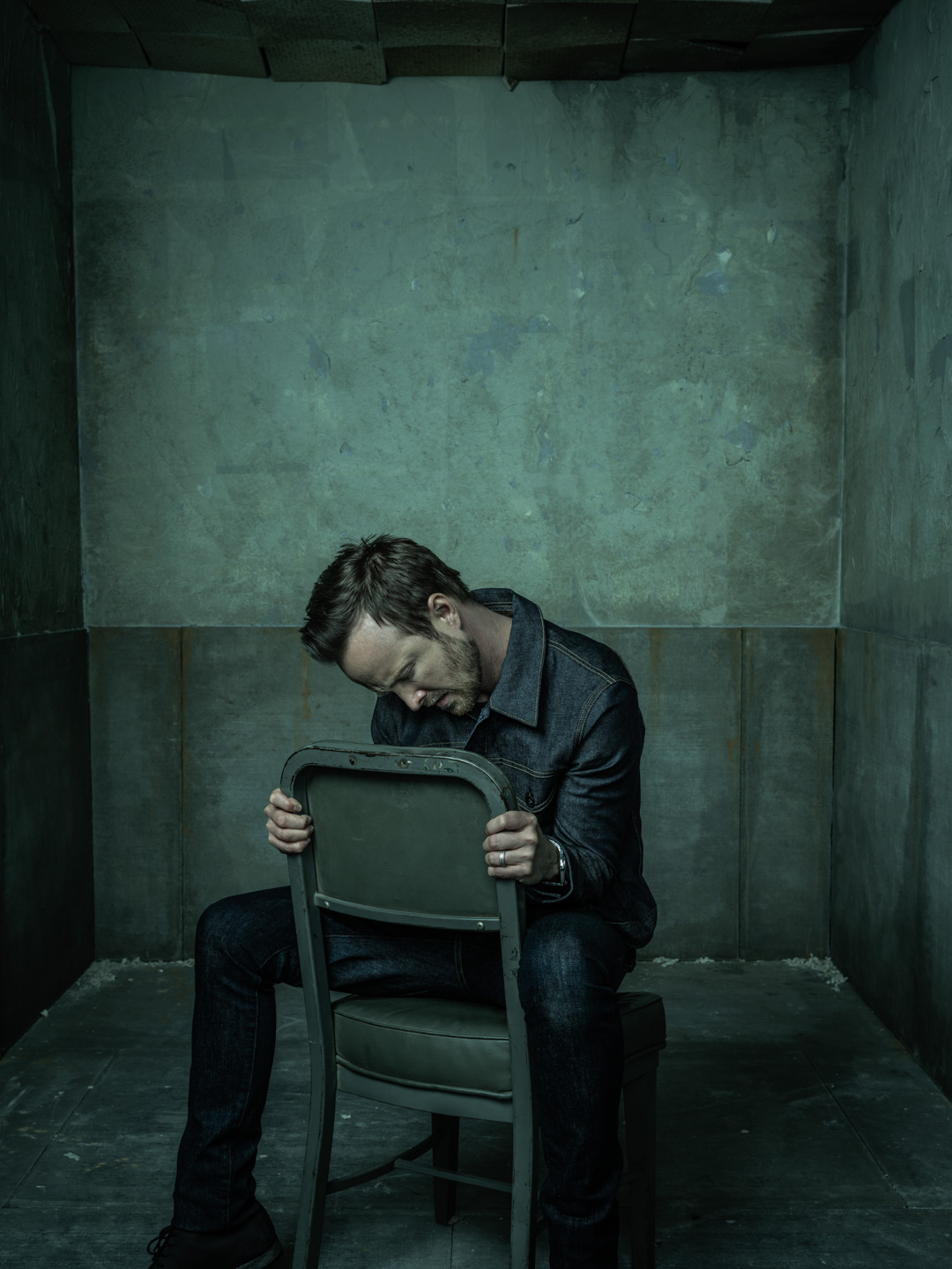 Turn Aaron Paul - Los Angeles, CA - Entertainment Weekly into a modern portrait direction रेफरेंस इमेज 1