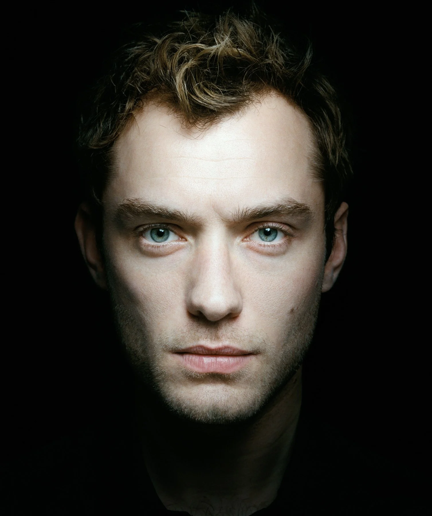 Turn JUDE LAW into a modern portrait direction रेफरेंस इमेज 1