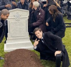 0117 / Grant Gustin over grave 第 1 张参考图