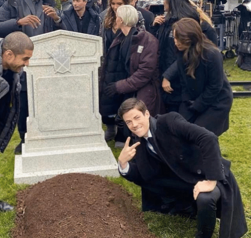 0237 / Grant Gustin over grave 第 1 张参考图