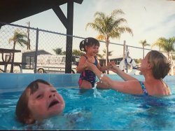 0298 / drowning kid in the pool 第 1 张参考图