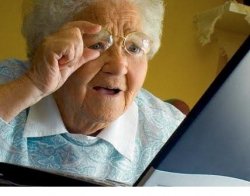 0680 / old lady at computer 第 1 张参考图
