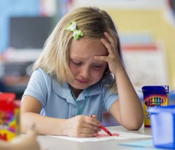 0892 / Girl crying while drawing 第 1 张参考图
