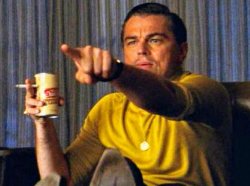 0933 / Leonardo Dicaprio pointing at tv 第 1 张参考图