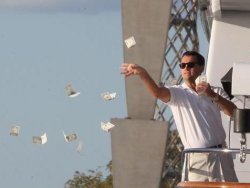 0935 / Leonardo DiCaprio throwing Money 第 1 张参考图