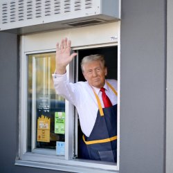 0950 / Trump McDonald's Drive-thru 第 1 张参考图