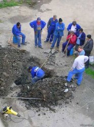 0983 / single worker digging hole 第 1 张参考图